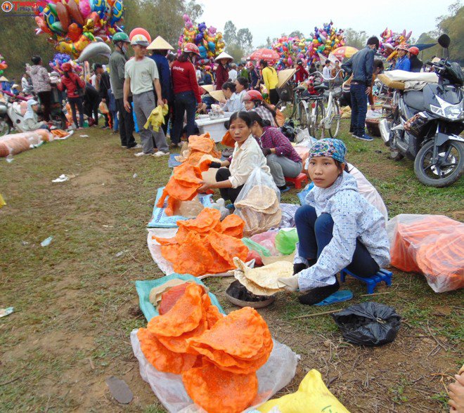 Bánh đa đỏ ở chợ Chuộng (Đông Sơn, Thanh Hóa) đắt khách bởi quan niệm để gia đình luôn vui vẻ, may mắn