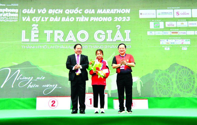 Lê Thị Tuyết trên bục trao giải Tiền Phong Marathon 2023 Ảnh: Hồng Vĩnh