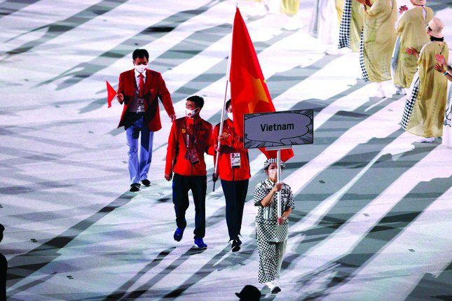 Huy Hoàng vinh dự cầm cờ cho đoàn thể thao Việt Nam tại Olympic 2020