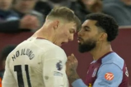 Bóng đá - MU thắng nghẹt thở: Hojlund chọc tức fan Aston Villa, bị đối thủ túm áo