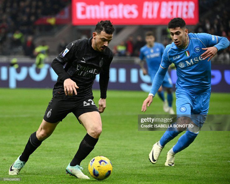 AC Milan (áo đen) chơi chủ động trước Napoli