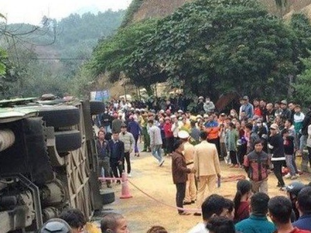 Tin tức trong ngày - Xe khách lật đè 1 người tử vong, 2 người bị thương