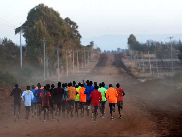 Những cậu bé ở Thung lũng Rift tập luyện miệt mài để trở thành những ngôi sao điền kinh trong tương lai. (Ảnh: Getty Images)