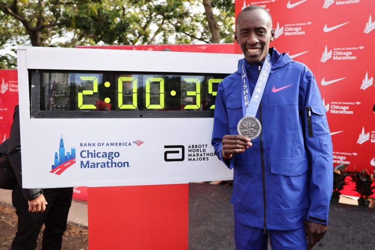 Kiptum thiết lập kỷ lục thế giới mới ở nội dung marathon với thành tích 2 giờ 35 giây.