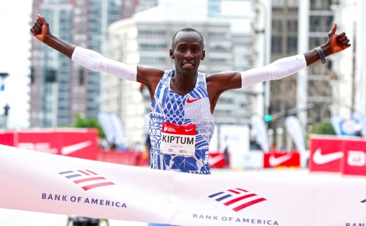 Kiptum và 3 lần về nhất, đồng thời phá kỷ lục các cuộc thi Valencia Marathon 2022, London Marathon 2023 và Chicago Marathon 2023.