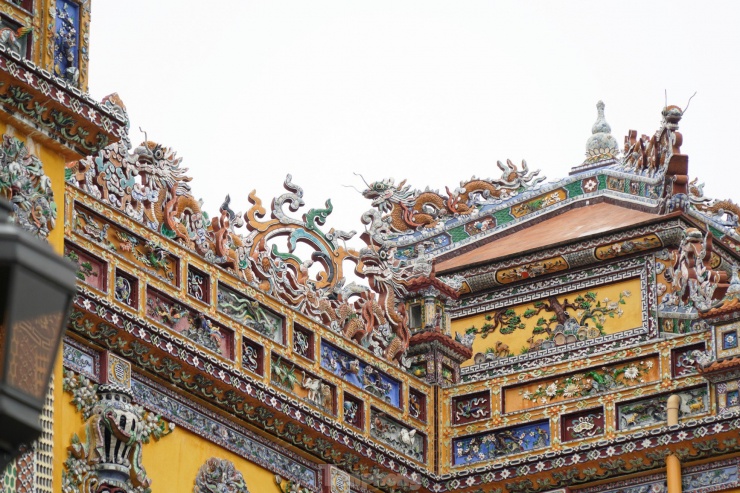 Điện Kiến Trung được tô điểm bởi các chi tiết trang trí hoa văn, họa tiết, con giống mang đậm bản sắc của họa tiết Cung đình Huế, tạo nên xu hướng thẩm mỹ đặc trưng. Đây chính là phong cách kiến trúc Đông Dương do người Việt sáng tạo.