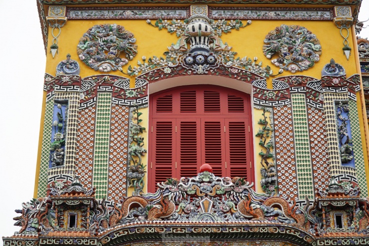 Mặt ngoài phía trước ngôi điện được trang trí, ốp khảm công phu bằng gốm sứ và các chất liệu khác.