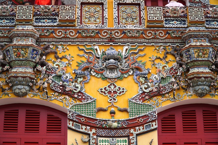 Họa tiết, tạo hình rồng là trang trí chủ đạo tại kiến trúc điện Kiến Trung.