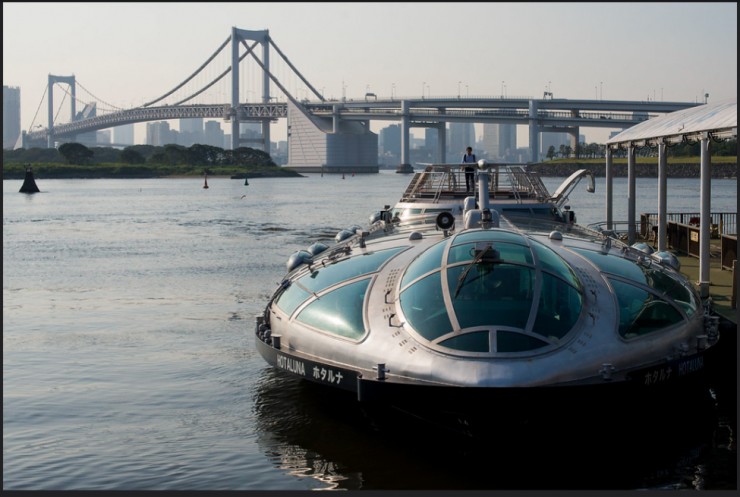Mộtchiếc thuyền trông như đến từ tương lai nhưng thật ra lại là phươngtiện đi lại giữa khu phố cổ Asakursa và đảo nhân tạo Odaiba ởTokyo. Ảnh: Flick/Igor Voller