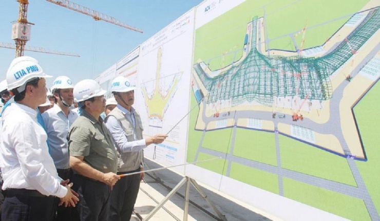 Thủ tướng Phạm Minh Chính nghe báo cáo tiến độ thực hiện các hạng mục, dự án thành phần dự án sân bay Long Thành. Ảnh: AH.