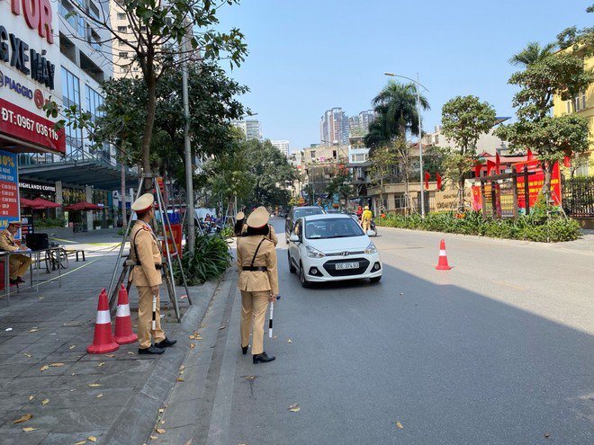 Những “bóng hồng” cùng đồng đội xuyên Tết xử lý “ma men” - 4