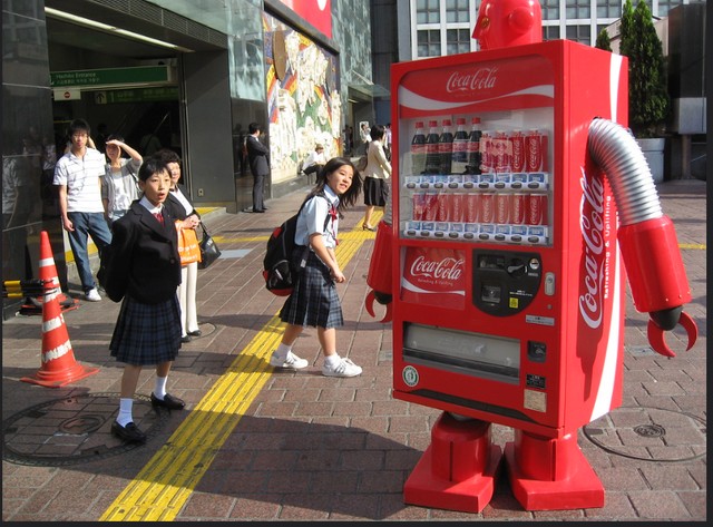 Robot bán Coca-cola đi bộ quanh ga Shibuya ởthủ đô Tokyo. Nguồn ảnh: Flick/sanchome