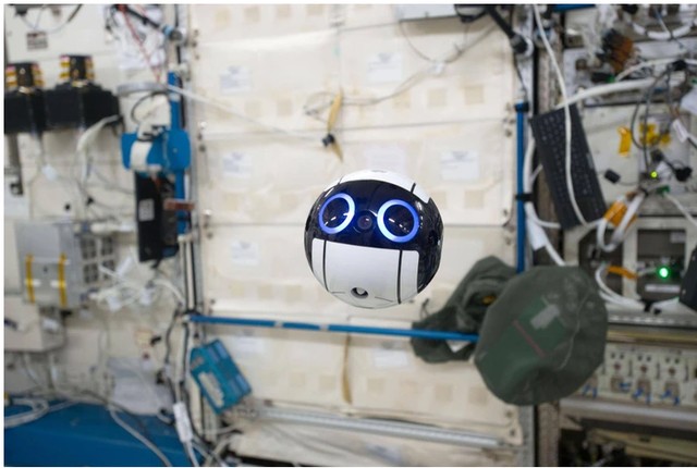 Thiết bị bay dễ thương này được thiết kế nhưmột máy ảnh tích hợp công nghệ trí tuệ nhân tạo (AI). Nó tự độngbay vòng vòng bên trong Trạm vũ trụ Quốc tế để chụp ảnh, quay phimcác phi hành gia trên đó. Ảnh: nemotes/imgur