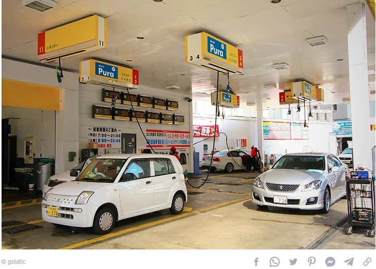 Vòi
bơm xăng được treo trên cao, giúp người lái xe tránh được tình
trạng vòi không vươn tới được bình xăng trên xe. Ảnh: @gstatic