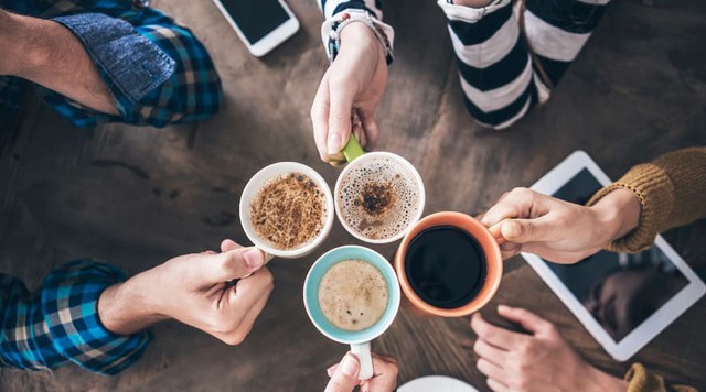 Đi uống cà phê sáng với bạn bè là một gợi ý để chương trình du xuân của bạn phong phú và thêm khỏe mạnh - Ảnh minh họa từ Internet