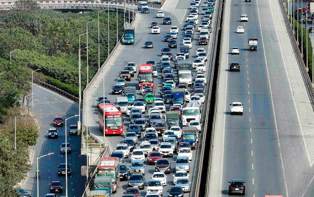 Hàng dài ôtô nhích từng mét để di chuyển qua nút thắt từ cao tốc Pháp Vân - Cầu Giẽ để vào trung tâm TP Hà Nội và lên đường vành đai 3 trên cao