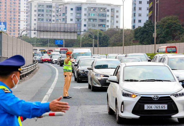 Để chống ùn tắc, Đội Tuần tra kiểm soát giao thông đường bộ cao tốc số 3 (Cục CSGT) và đơn vị quản lý đường cao tốc đã lập "hàng rào sống" để phân luồng phương tiện giao thông
