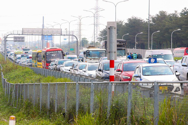 Người dân cho biết trở lại Thủ đô sớm để nghỉ ngơi trước khi quay trở lại làm việc và học tập, đồng thời cũng tránh việc ùn tắc