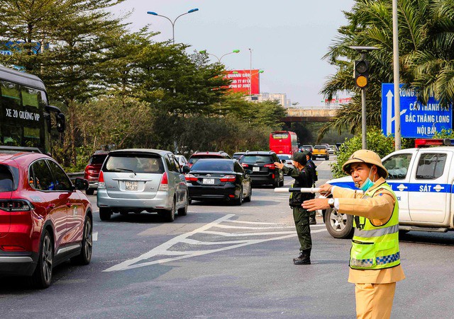 Để giảm ùn tắc đoạn cuối cao tốc Pháp Vân - Cầu Giẽ, Đội 3 cũng trao đổi với Đội CSGT đường bộ số 14 (Phòng CSGT Công an TP Hà Nội) để phân luồng phương tiện tại nút giao cao tốc và quốc lộ 1A ra đường Đỗ Mười