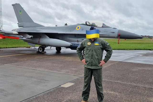 Bức ảnh chụp phi công Phantom đứng trước một chiếc F-16 có phù hiệu của lực lượng Ukraine trên thân. Ảnh: X