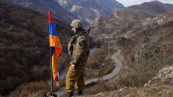 Binh sĩ Armenia&nbsp;đứng gác tại khu vực tranh chấp Nagorno-Karabakh. Ảnh: AP