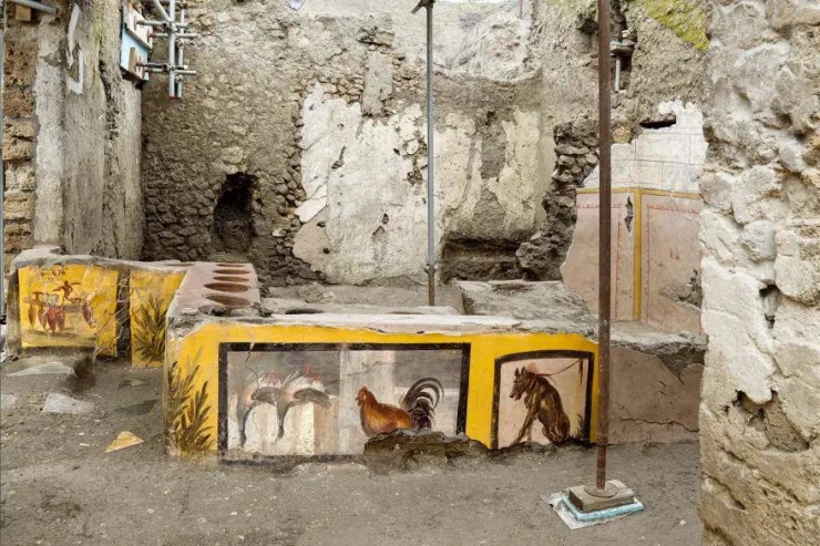 Quầy bán thức ăn mang đi nằm trên một
con phố lớn ở Pompeii - Ảnh: CÔNG VIÊN KHẢO CỔ POMPEII