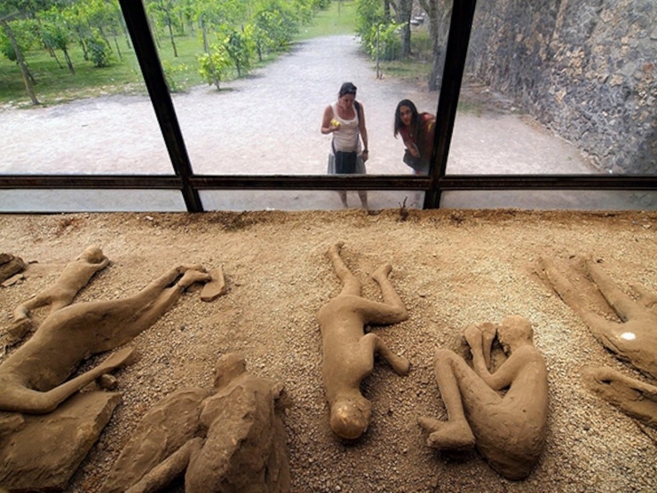 Vesuvius ngày nay vẫn sừng sững bên
phế tích Pompeii - Ảnh: NATIONAL GEOGRAPHIC/CÔNG VIÊN KHẢO CỔ
POMPEII
