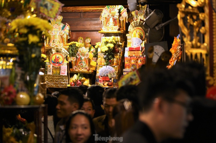 Trên mỗi mâm lễ ở khu đền Củi, ngoài vàng mã, bánh kẹo, hoa quả còn có nhiều xấp tiền lẻ mệnh giá 1.000-5.000 đồng theo nhu cầu người đặt. Một số trường hợp còn dùng tiền mệnh giá 50.000-100.000 đồng đặt trên mâm lễ.
