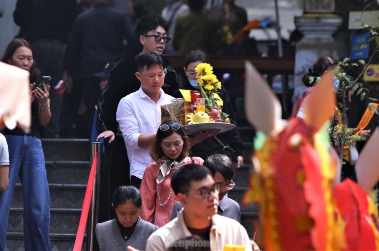 Ông Trần Minh Đức – Phó Ban quản lý dịch vụ công ích và các điểm du lịch huyện Nghi Xuân - cho biết trong những ngày đầu năm, đền Chợ Củi đón hơn 20.000 lượt khách về cầu bình an, tài lộc.