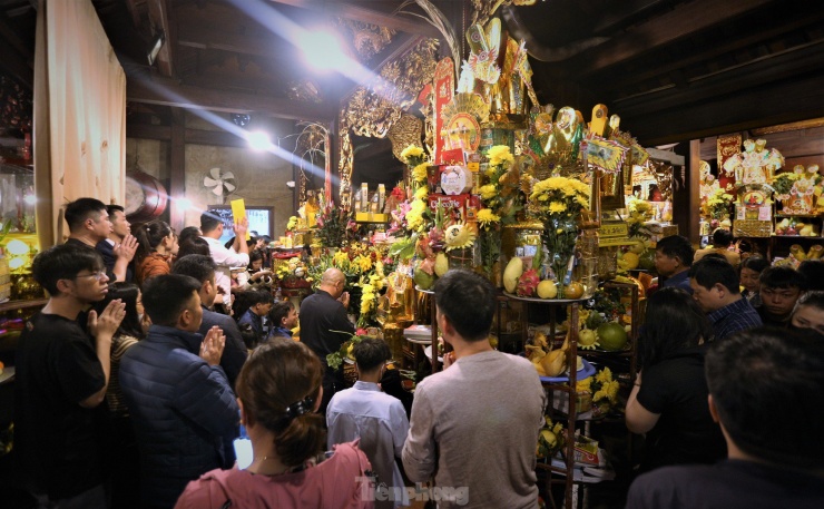 Trung tuần tháng 1 vừa qua, ban quản lý dịch vụ công ích và các điểm du lịch huyện Nghi Xuân (Hà Tĩnh) đã tổ chức lễ tiếp nhận quản lý khu di tích văn hóa quốc gia đền Chợ Củi từ gia đình 2 thủ nhang nhiều năm qua.