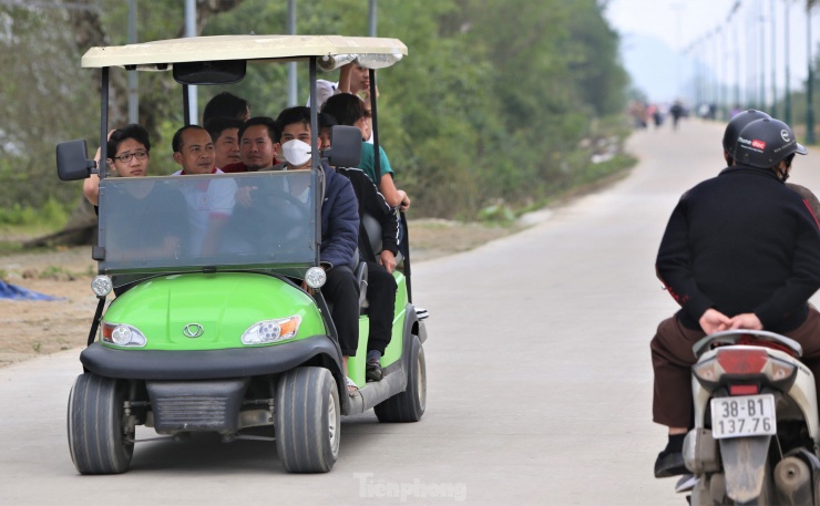 Ban quản lý dịch vụ công ích và các điểm du lịch huyện Nghi Xuân cũng thử nghiệm miễn phí mô hình xe điện, phục vụ du khách đến chiêm bái.