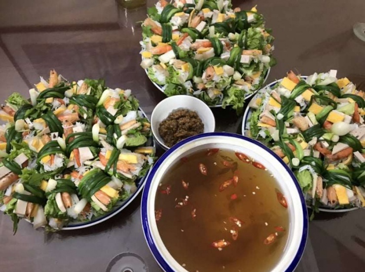 Món cuốn tôm đồng cần đôi bàn tay tỉ mẩn và chăm chút gói ghém.