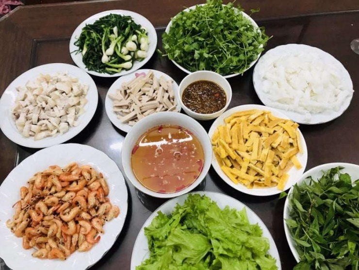 Đĩa cuốn tôm đồng khiến bữa cơm ngày Tết thêm tươi xanh.