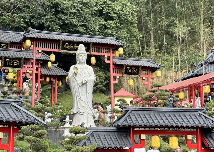 Tôn tượng Bồ Tát Quán Thế Âm cao 6m bằng đá granite được đặt ở trung tâm chùa Cây Thị. Ảnh: Ngọc Sơn