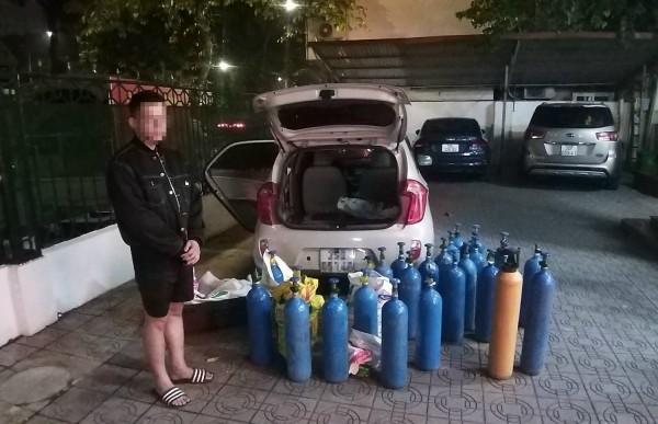 P.Đ.H. cùng số bình khí cười bị Cảnh sát bắt giữ.