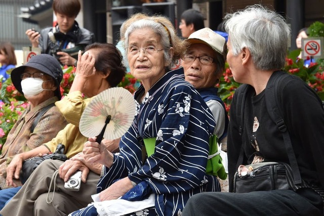 Dân số già cũng là một trong những nguyên nhân khiến nền kinh tế Nhật Bản đánh mất vị trí thứ ba thế giới. Ảnh: Yoshikazu Tsuno