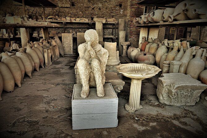 Nhiều phần của Pompeii được khai quật
ngày nay còn ghi dấu thảm họa gần 2.000 năm trước - Ảnh: CÔNG VIÊN
KHẢO CỔ POMPEII/EPA/NATIONAL GEOGRAPHIC