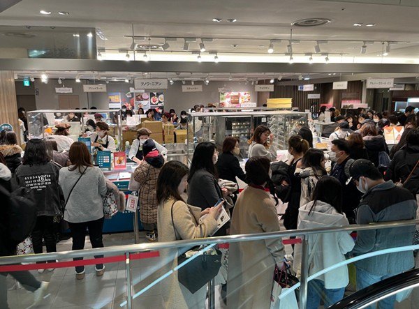 Rất đông nữ giới đi mua sôcôla ở một trung tâm thương mại tại Tokyo (Nhật Bản) vào hôm 12/2. Ảnh: Japan Today.