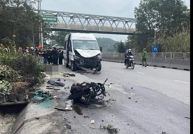 Hiện trường vụ tai nạn giao thông giữa xe khách 16 chỗ và mô tô khiến 2 thanh niên tử vong
