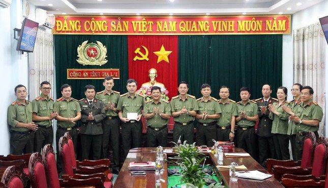 Thiếu tướng Rah Lan Lâm - Giám đốc Công an tỉnh khen thưởng động viên cán bộ, chiến sĩ phá án