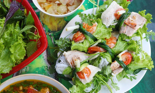 Món ăn này có thể thêm chút bún hoặc những ngày Tết có thể thay thế thịt ba chỉ bằng giò mỡ vừa tiết kiệm mà vẫn đảm bảo được hương vị