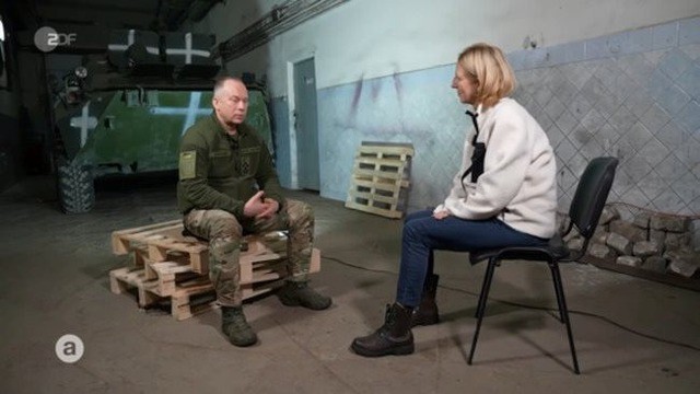 Tướng Aleksandr Syrsky (trái) nói chuyện với một nhà báo của ZDF trong cuộc phỏng vấn đăng ngày 13-2. Ảnh: YouTube/ZDFheute Nachrichten