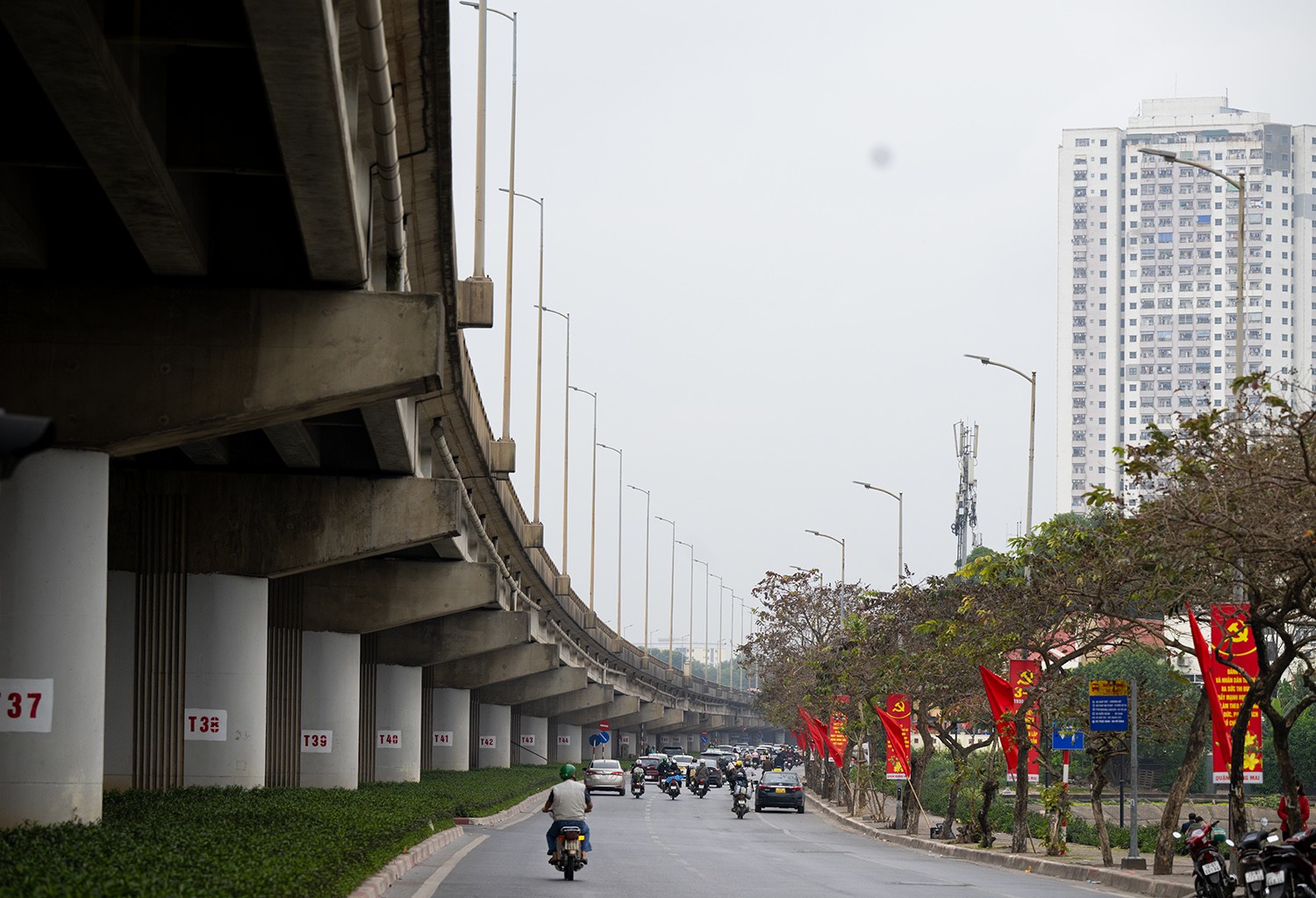 Các tuyến đường bên dưới gồm Phạm Hùng, Khuất Duy Tiến... lại vắng vẻ, thông thoáng, không xảy ra tình trạng ùn tắc như những ngày trước.