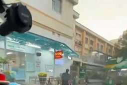 Tin tức trong ngày - CSGT dẫn đường hơn 10km đưa người đang nguy kịch đến bệnh viện cấp cứu