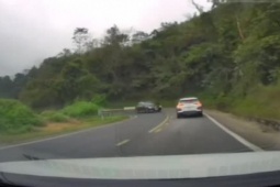Tin tức trong ngày - Clip: Gặp xe sang Mercedes chạy "mất kiểm soát", ô tô nép về phải vẫn gặp họa