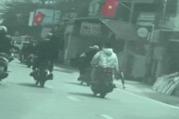 Thế giới xe - Clip: Nhóm thanh niên đi xe máy phạm luật, tay cầm vật giống vũ khí