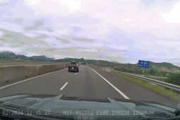 Ô tô - Clip: Thót tim ô tô tránh "xe đạp bay" như phim hành động