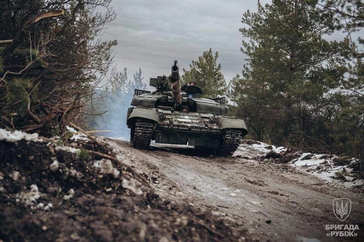 Xe tăng Ukraine chiến đấu ở tiền tuyến.