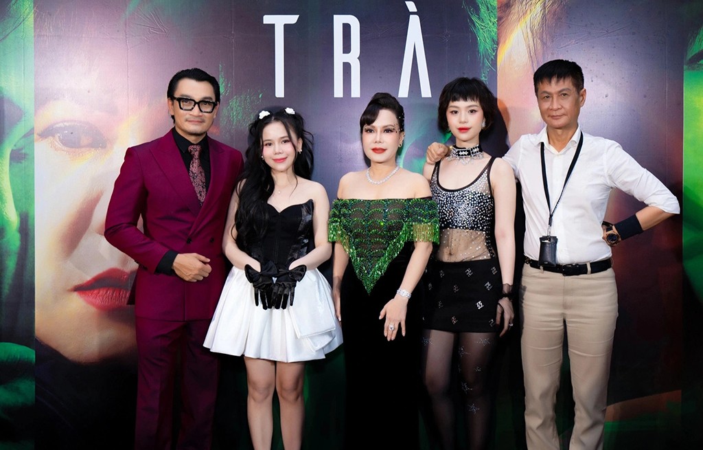 Đạo diễn Lê Hoàng cùng các diễn viên chính phim "Trà".