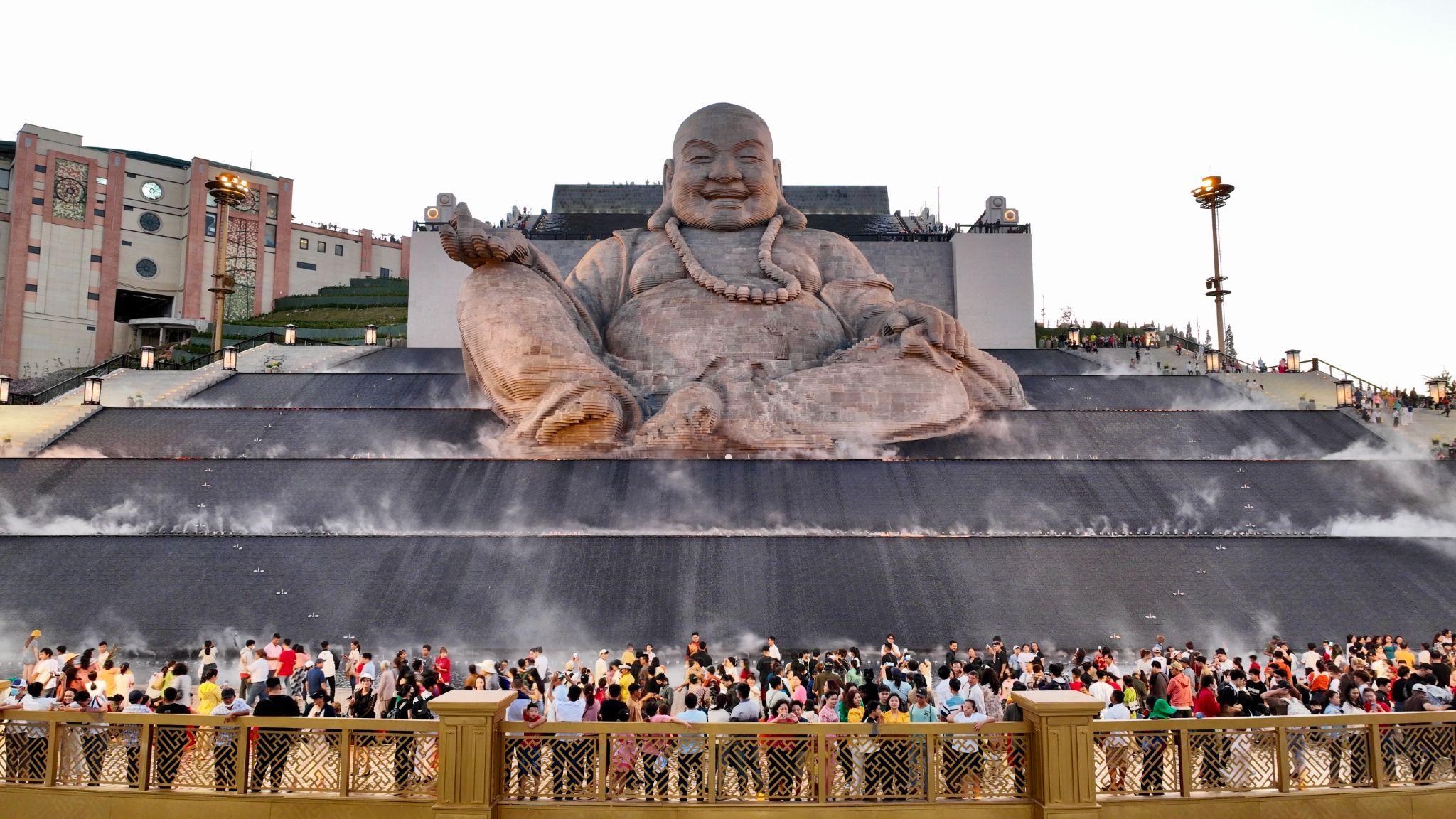 Đông đảo du khách chiêm bái Tôn tượng Bồ Tát Di Lặc. Ảnh: Sun World Ba Den Mountain